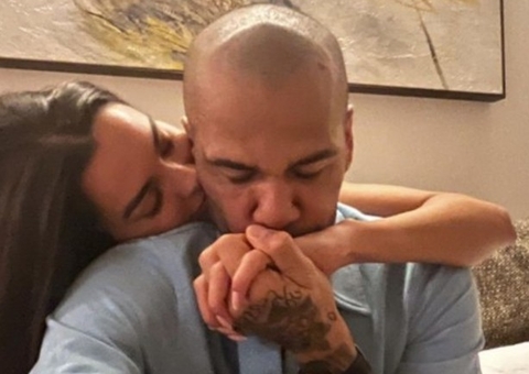 Esposa de Daniel Alves anuncia gravidez 4 dias após anulação de sentença