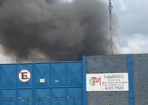 Incêndio assusta funcionários em fábrica de reciclagem em Manaus