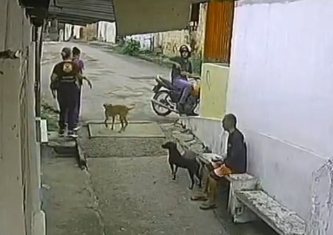 Vídeo: Mulher e estudante são assaltadas a caminho de escola em Manaus