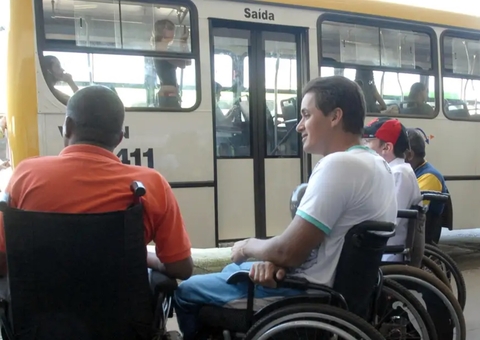 Empresa de ônibus é condenada por negar embarque a cadeirante em Manaus