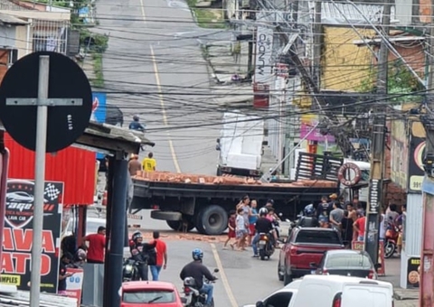 Caminhão desgovernado carregado de tijolos destrói casa no Parque das Nações
