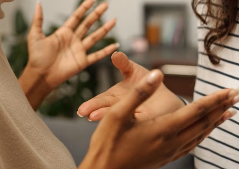 Mulheres vão parar na delegacia após se agredirem dentro de condomínio em Flores