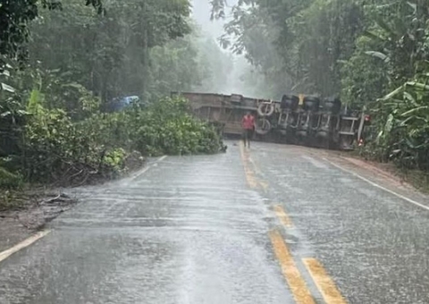 Caminhão tomba na BR-174 e deixa motorista ferido