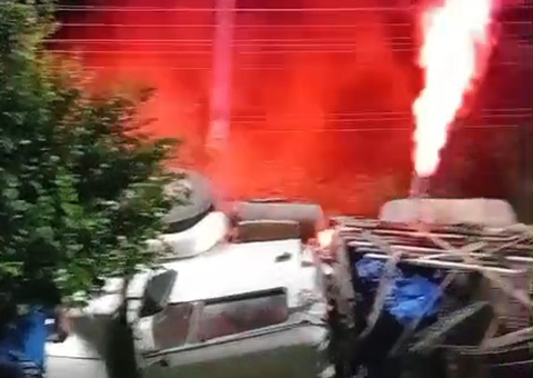 Caminhão tomba e motorista fica preso às ferragens na Cidade Nova; veja vídeo
