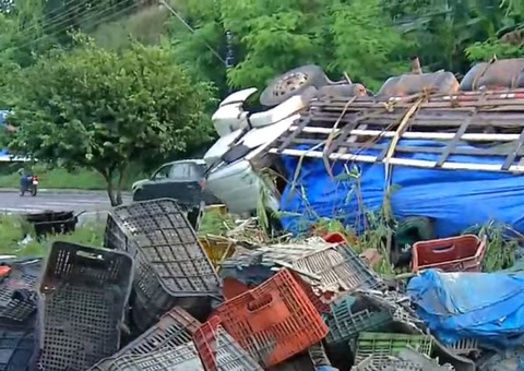 Caminhão tombado trava trânsito na Av. Noel Nutels nesta sexta-feira