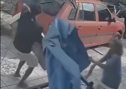 Vídeo: Homem invade casa e furta ar-condicionado na frente de idosa no São José