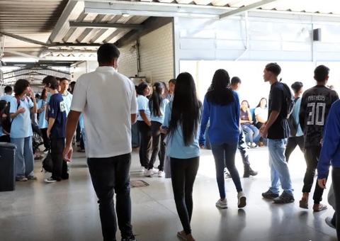 Estudantes nascidos em novembro e dezembro recebem 1ª parcela do Pé-de-Meia