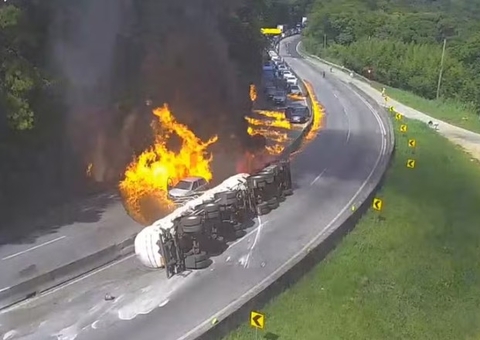 Carreta explode e incendeia 27 veículos em estrada de Santa Catarina; há 5 feridos