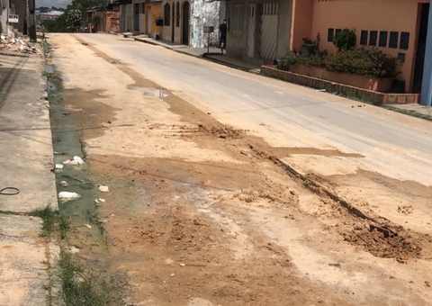 Águas de Manaus é criticada por abrir 'trincheiras' e serviço precário de asfalto