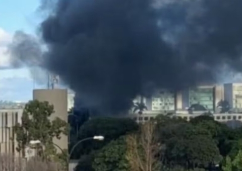 Fumaça toma conta da Esplanada dos Ministérios em Brasília