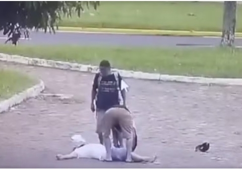 Após pagar lanche, homem é brutalmente agredido e roubado por dupla; vídeo