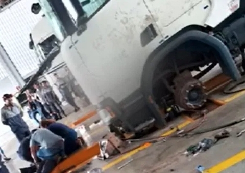 Mecânico tem cabeça prensada por cabine de caminhão em Tocantins