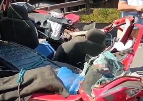 Carro é destruído em acidente violento com caminhão munk na AM-070