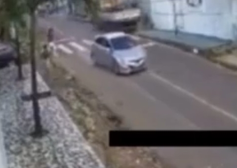 Idosa morre após ser arremessada por carro na faixa de pedestre no Alvorada