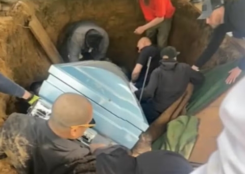 Familiares caem em túmulo enquanto carregavam caixão para sepultamento
