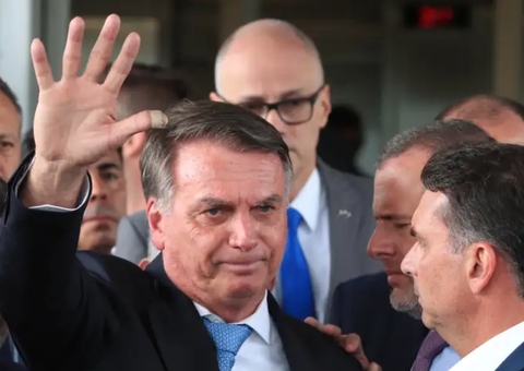 Bolsonaro está sem dor, estável e sem indicação de cirurgia, diz médico de hospital