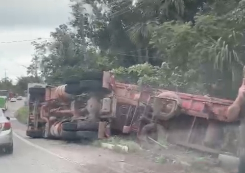 Carreta tomba na BR-174 e derruba poste de energia