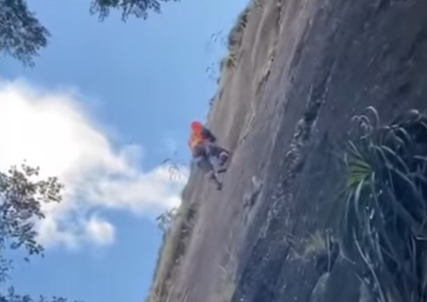 Alpinista é resgatado após despencar 20 metros e ficar preso em pedra no ES