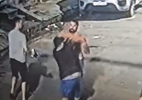 Vídeo mostra momento em que homem é morto a facadas no São José