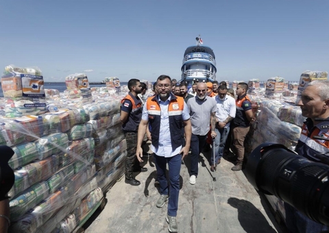 Governo do Amazonas leva alimentos e água potável para famílias afetadas pela cheia