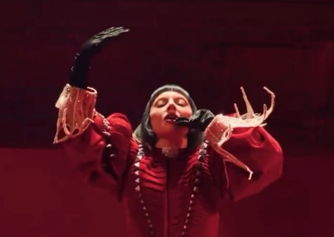 ‘Pelo menos sabem que eu canto ao vivo’, diz Gaga após microfone falhar no Coachella