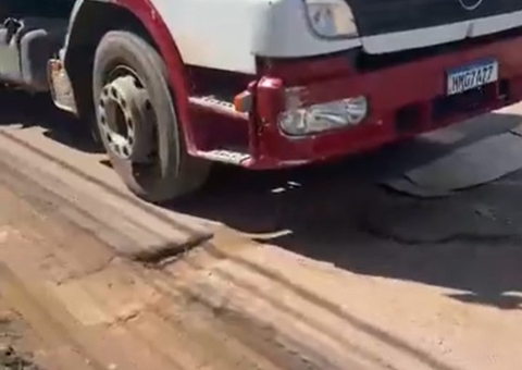 Moradores denunciam Águas de Manaus por buraco em rua no Tarumã