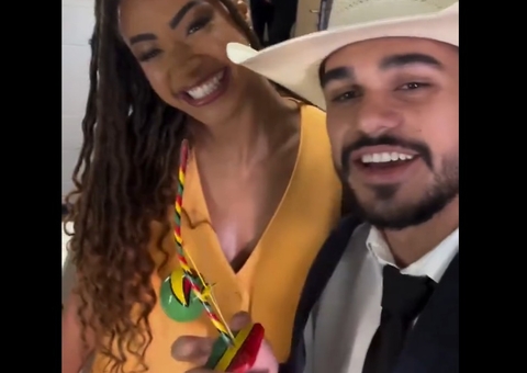 Após meme viralizar, Aline presenteia João Gabriel com berimbau; vídeo