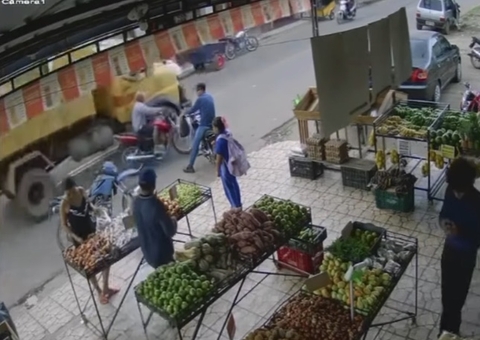 Motociclista morre durante acidente com caçamba em Itacoatiara; vídeo