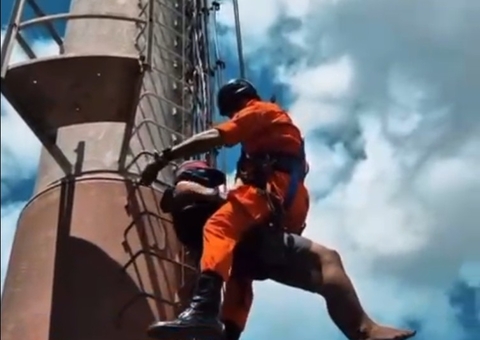 Homem em topo de torre de telefonia é resgatado pelos bombeiros na Compensa