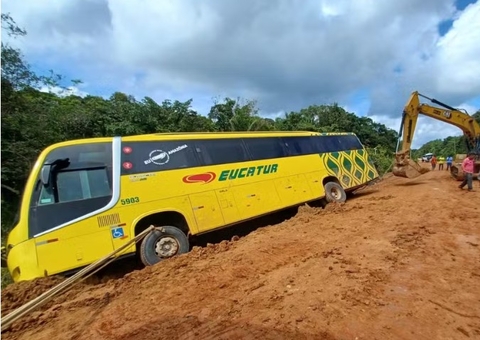 Três pessoas ficam feridas após ônibus tombar na BR-319