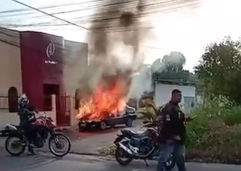 Carro é 'engolido' pelo fogo na frente de igreja no Monte Sinai