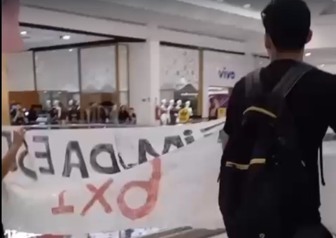 Manifestantes protestam pelo fim da escala 6x1 em shopping de Manaus