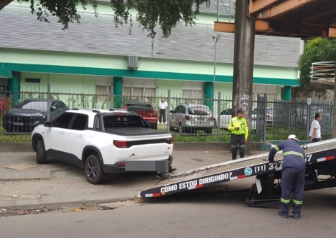 Fiscalização em Manaus remove dezenas de carros estacionados em locais proibidos