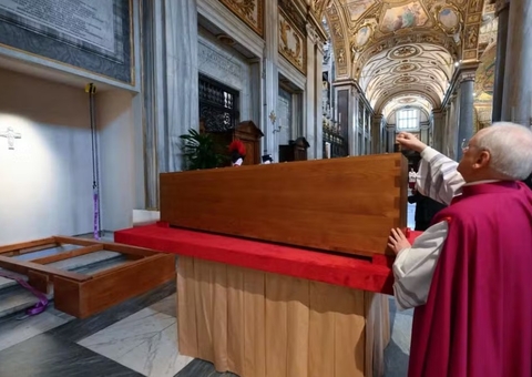 Papa Francisco é sepultado em cerimônia reservada após funeral