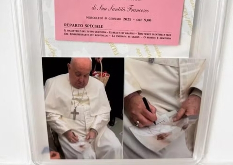 Foto autografada pelo papa é vendida por mais de R$ 140 mil em site