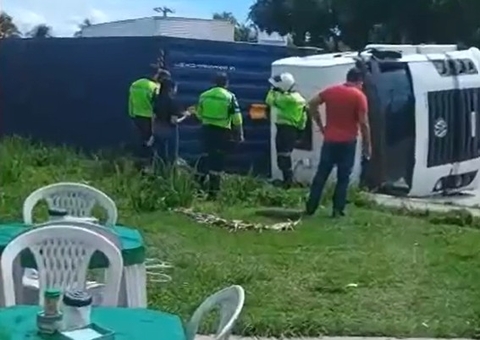 Carreta carregada de alumínio tomba na Bola da Gillete 