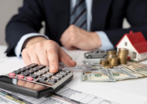 Empréstimo amarrado a seguro sem contrato e sem escolha impõe estorno e dever de indenizar no Amazonas