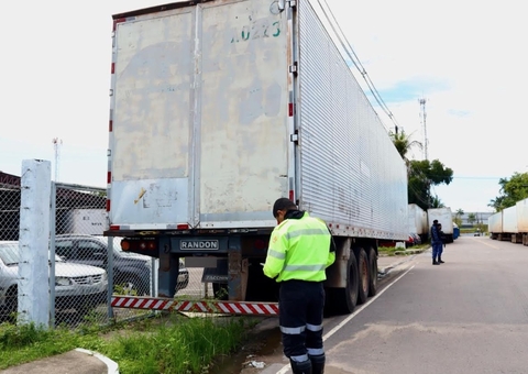 Mais de 40 carretas são multadas por estacionamento irregular no Distrito Industrial