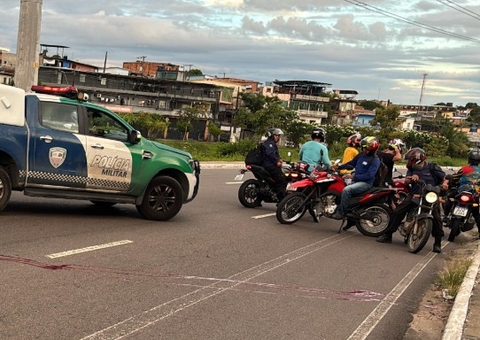 Motociclista morre ao ser arrastado por micro-ônibus na Av. Brasil