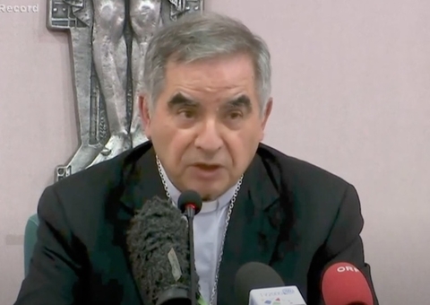 Cardeal condenado por fraude desiste de participar do conclave no Vaticano