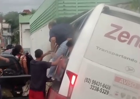 Vídeo: Rota tomba em buraco e passageiros são retirados pela janela no Armando Mendes