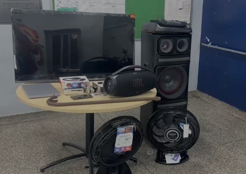 Dupla é presa suspeita de invadir e roubar loja TV Lar na Compensa