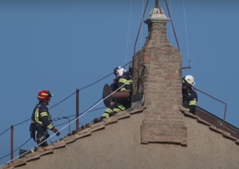 Vaticano instala chaminé para eleição de novo papa em Conclave 