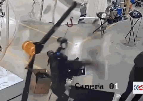 Robô descontrolado "ataca" operadores em fábrica e cena viraliza