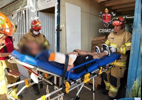 Funcionário de gráfica quase perde braço ao prendê-lo em máquina no DF