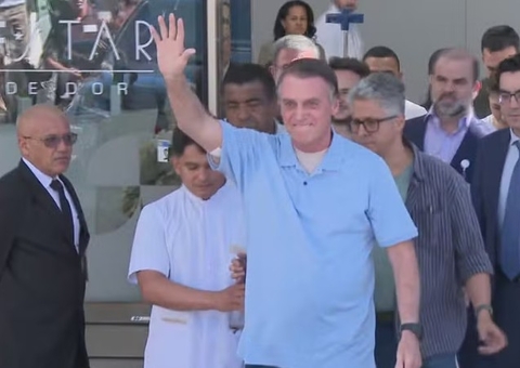 Bolsonaro recebe alta e deixa hospital em Brasília: 'Obrigado para quem orou'