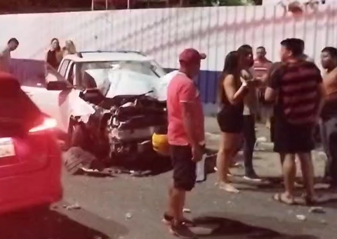 Vídeo: Carro invade contramão, atinge árvore e se despedaça na Av. André Araújo