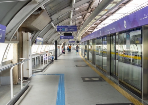 Passageiro morre esmagado ao ficar preso na porta de metrô em São Paulo