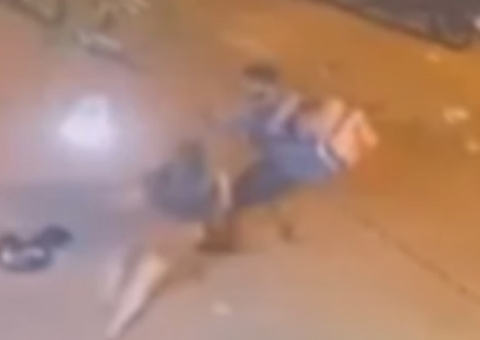 Mulher esfaqueia marido no meio da rua e é presa em flagrante em SP; vídeo