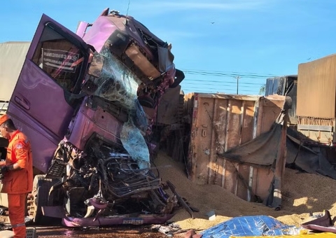 Motorista morre após colidir violentamente com carretas em Rondônia